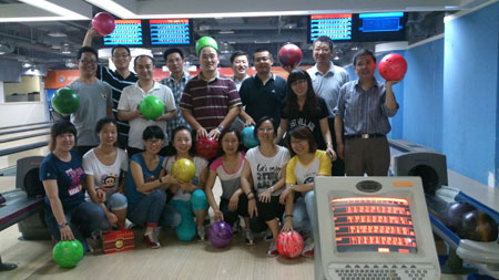 我公司組織管理人員參加保齡球活動(dòng)