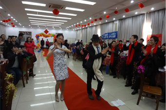 金蛇狂舞辭舊歲，策馬奔騰譜新篇