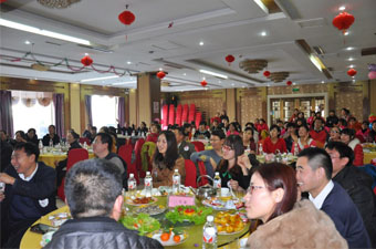 駿馬奔騰千里路，新春更上一層樓