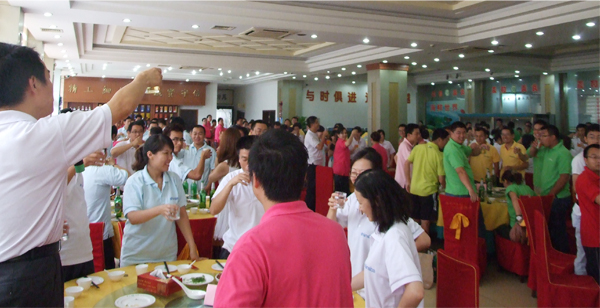 匯聚一堂,共同舉杯